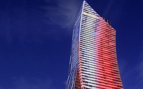ZŁOTA 44 przekazuje urządzenie do pomiaru temperatury i podświetla fasadę wieżowca